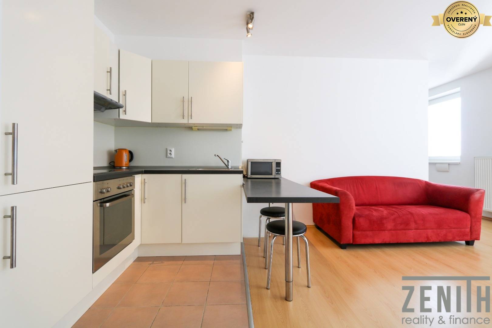 obývacia izba s kuchyňou