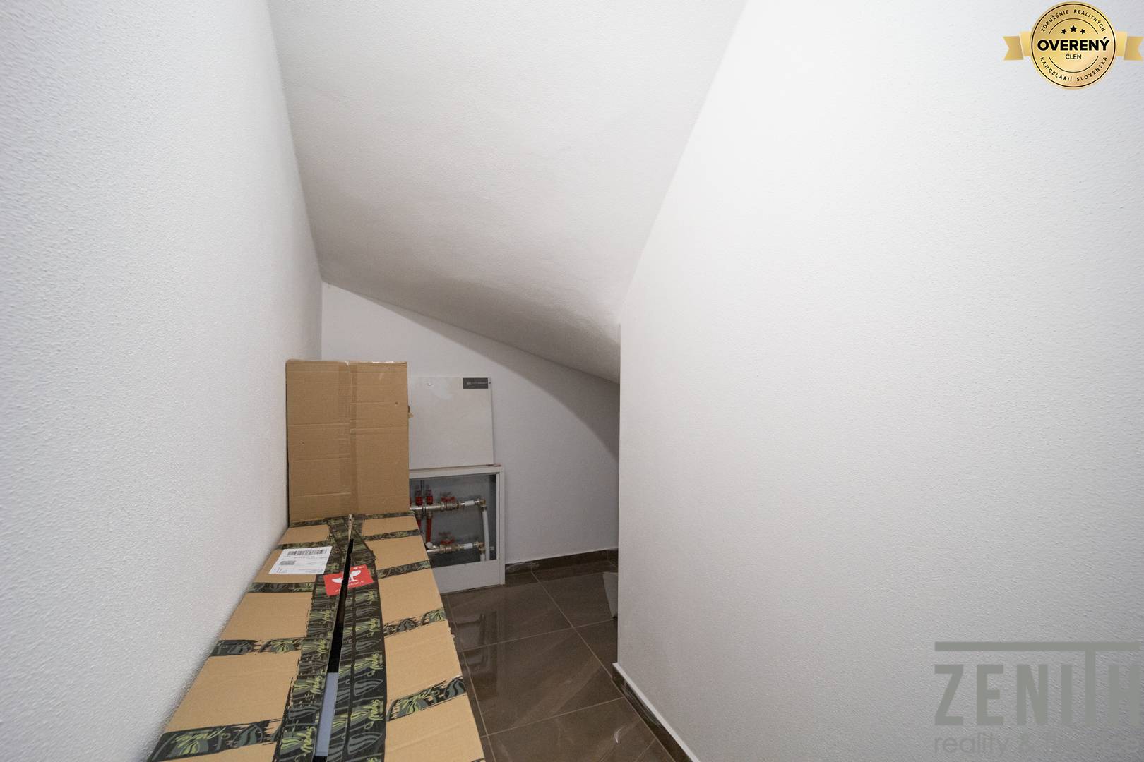 priestor vedľa schodiska