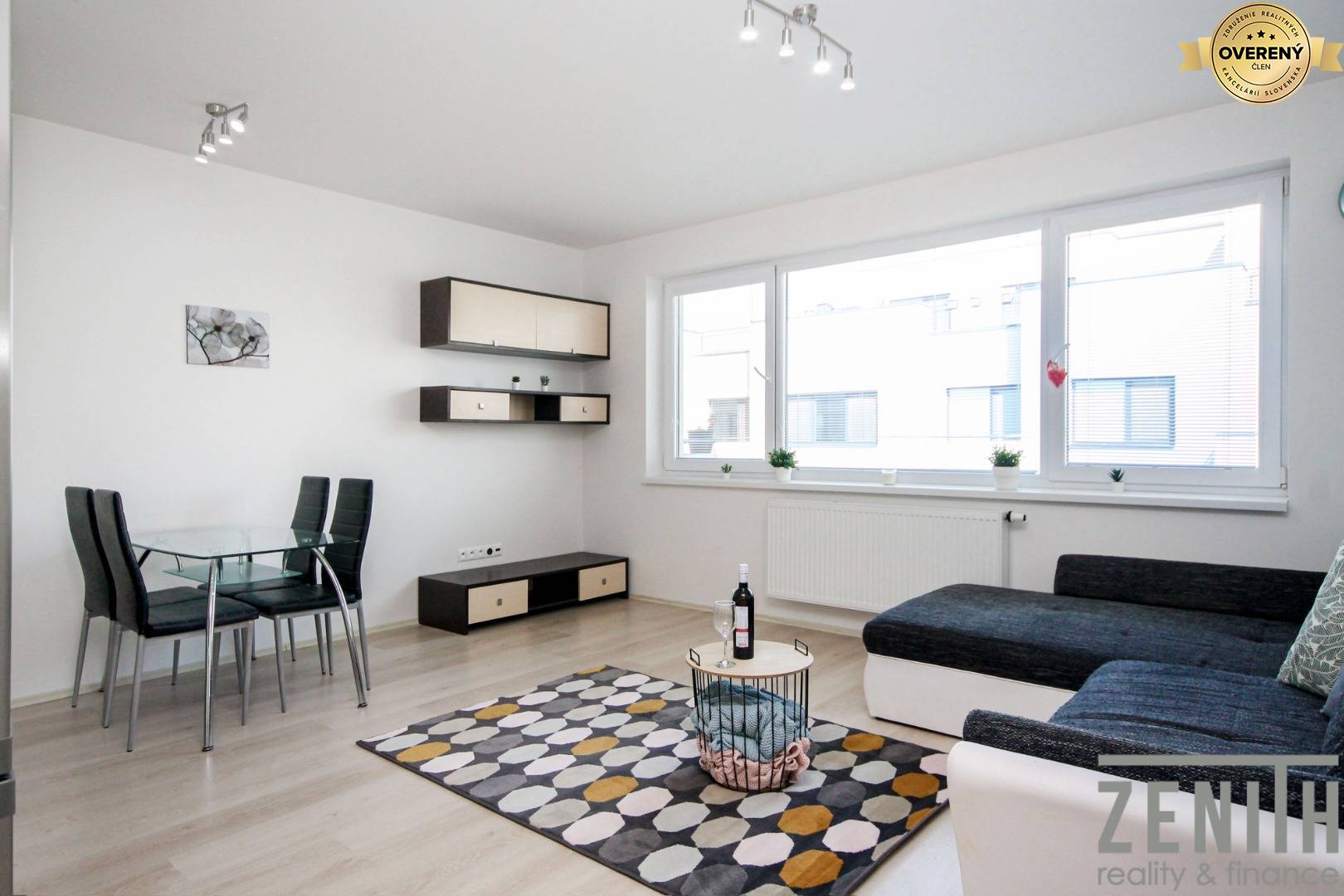 obývačka s kuchyňou