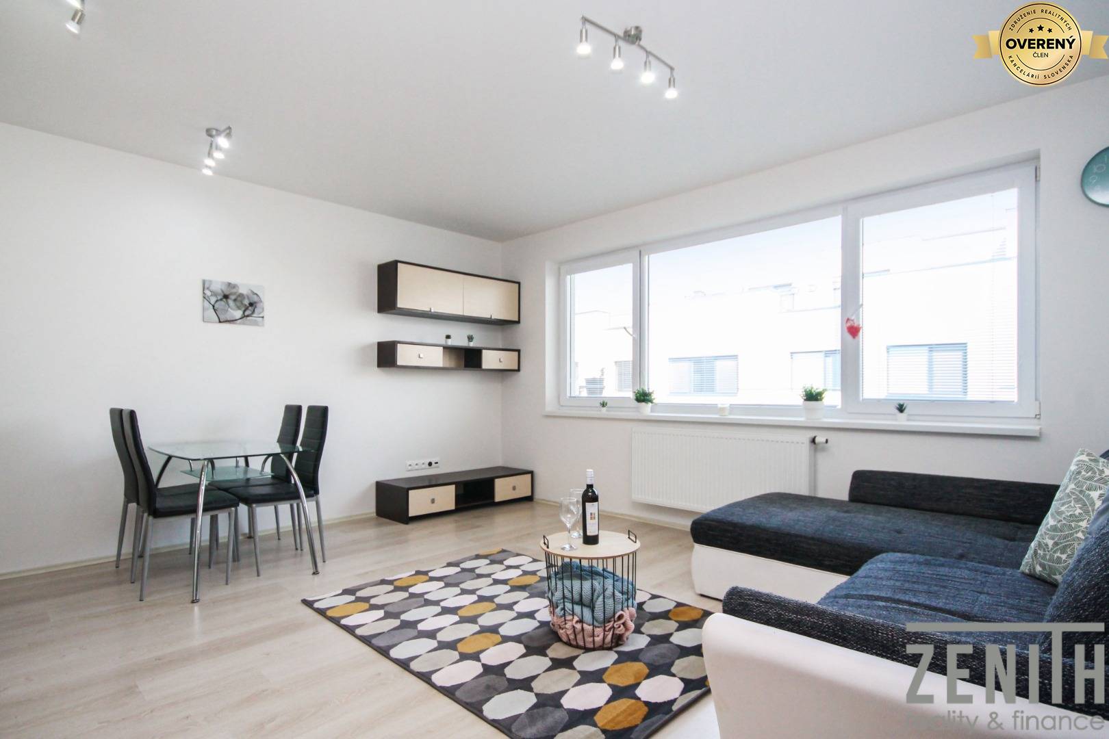 obývačka s kuchyňou