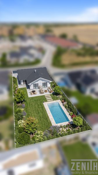 Yard-with-pool.jpg
